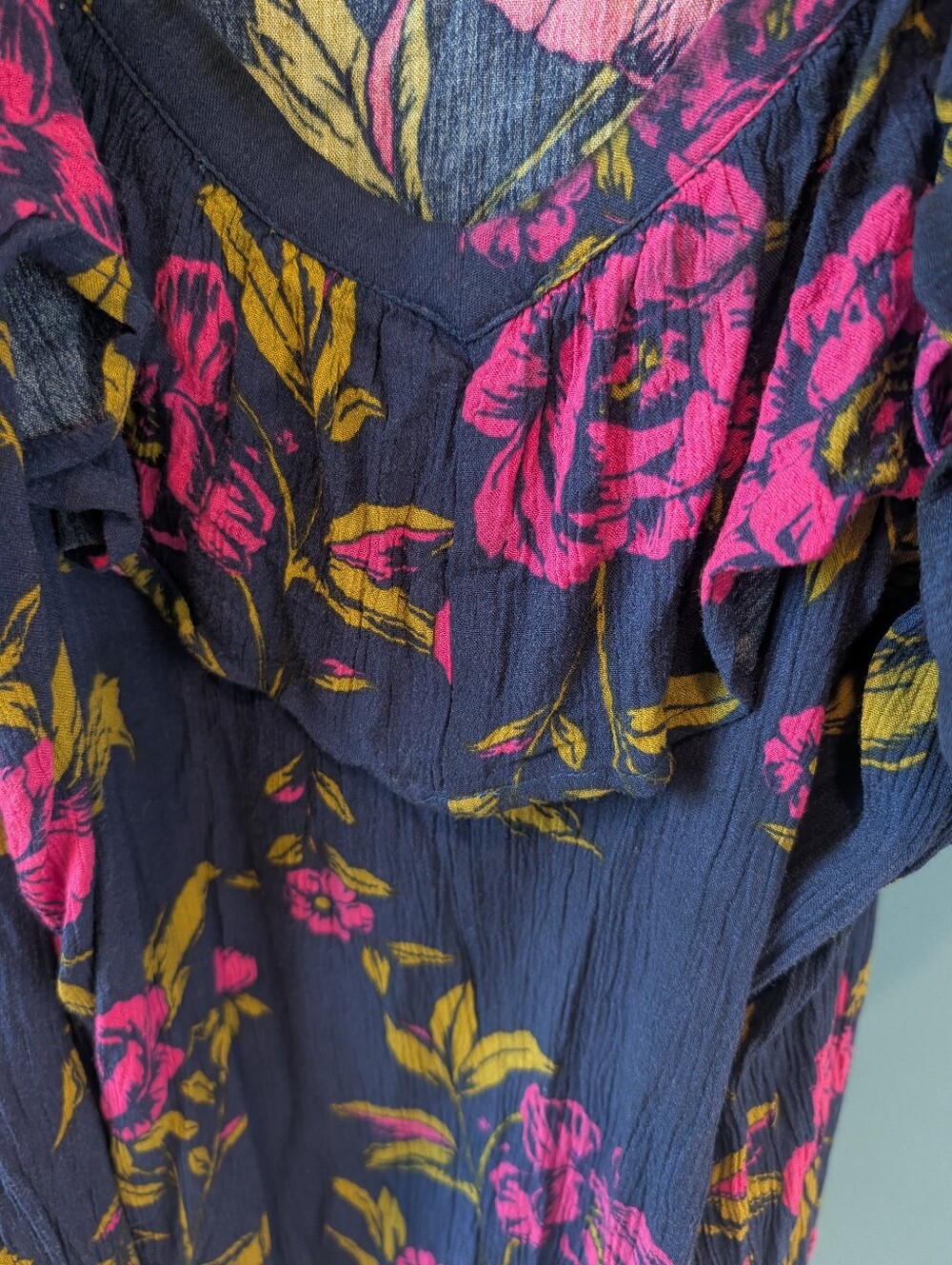 Express Cold Shoulder Top - Picture 4 of 6